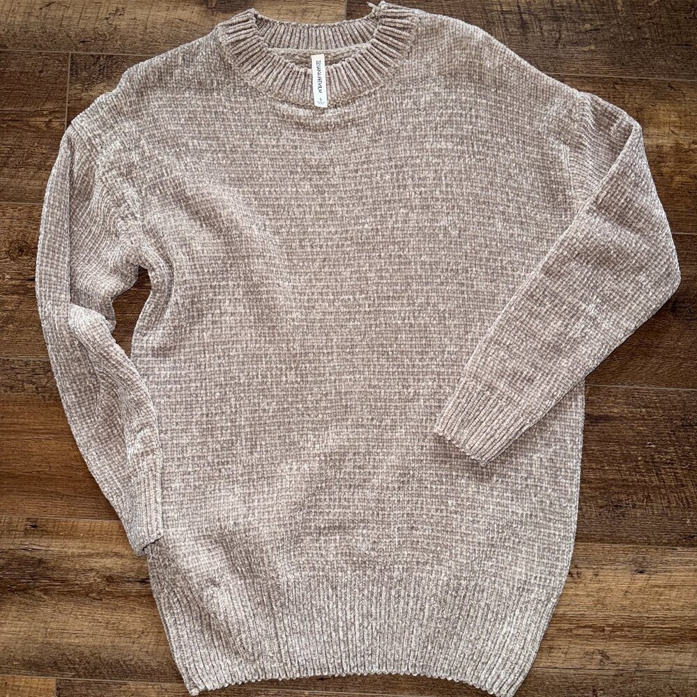 Zenana Premium sweater NWOT Size Small Tan Gray